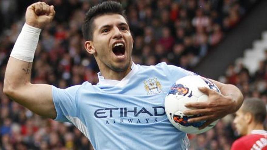 El Kun festeja uno de los goles del City.