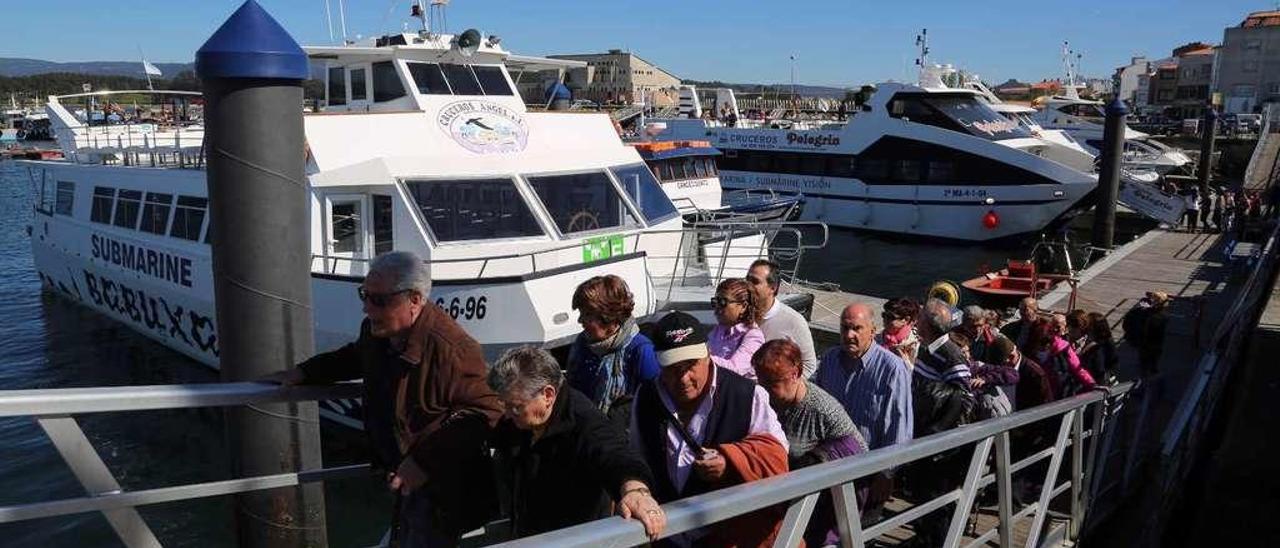 Un grupo de turistas desembarca en O Grove, el pasado mayo. // Muñiz