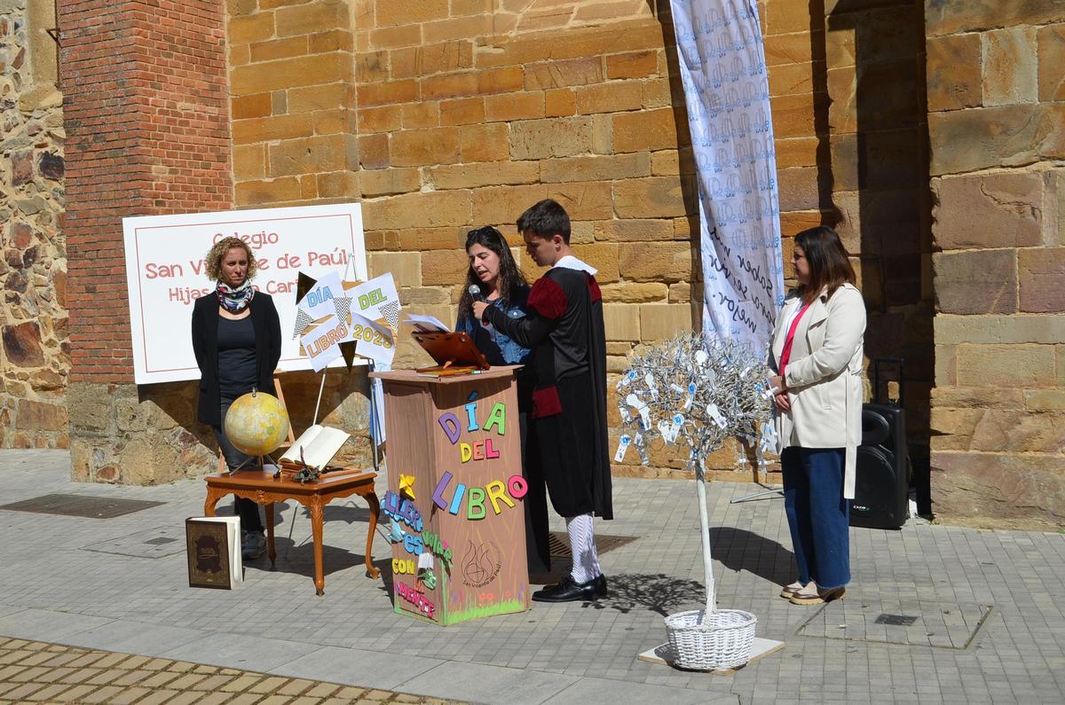 La concejala de Cultura, Mercedes Benítez, durante la lectura.