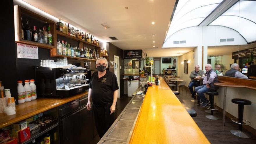 Un camarero posa en la barra de la cafetería Gran Vía. 