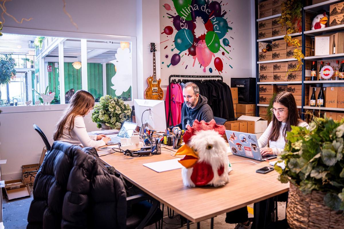 L'equip de Gallina de Piel Wines treballa a la seva oficina de B&amp;Co Working Place de Girona