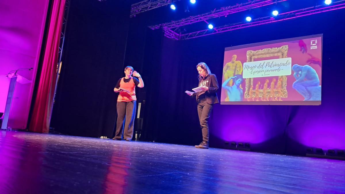 Las componentes de Costumbrismo Cochambre, durante su actuación.