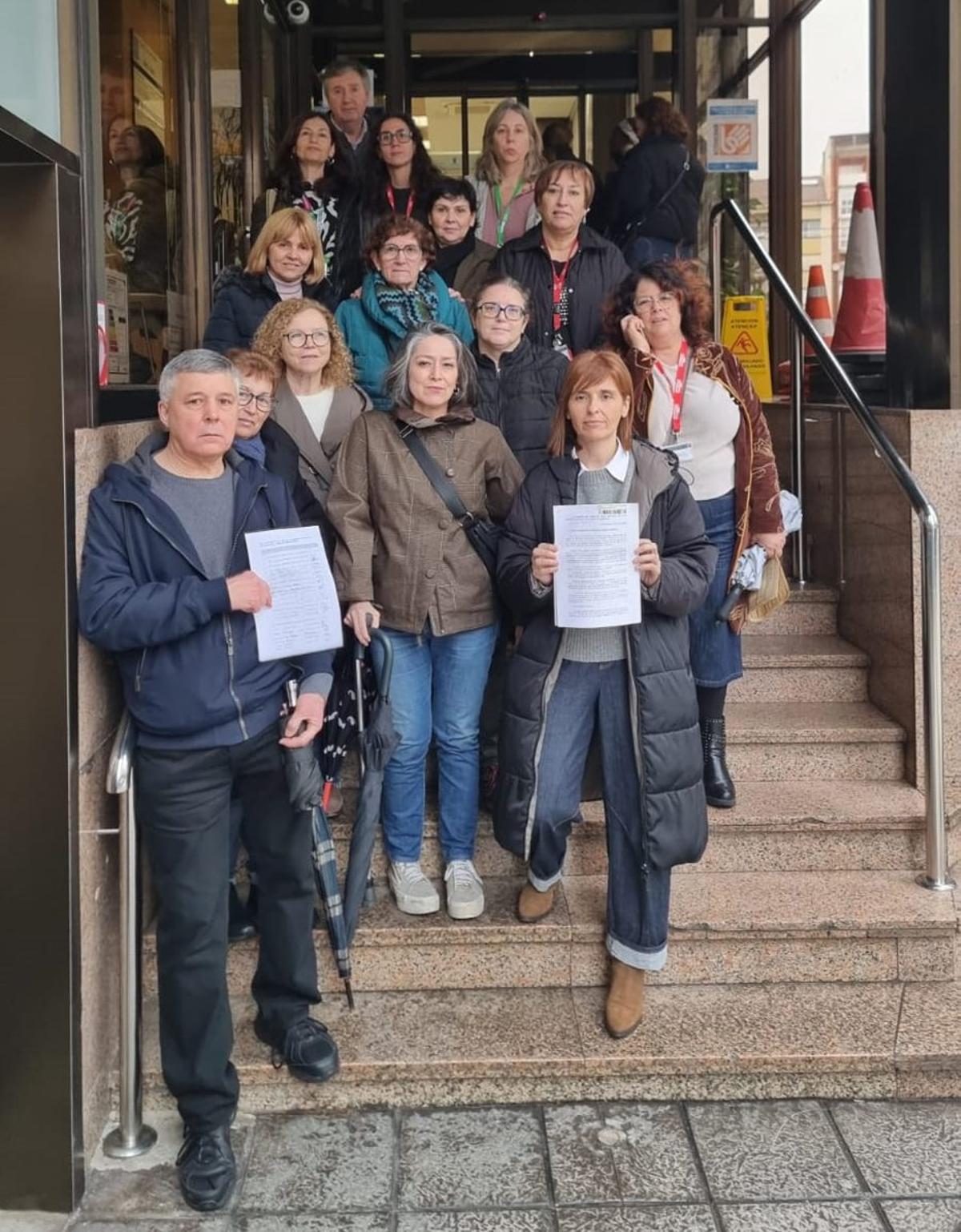 Entrega de la carta de queja en el registro de la delegación de la Xunta. | CEDIDA