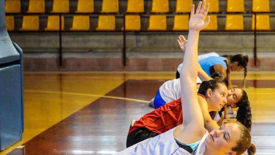 El pabellón de Fontecarmoa vuelve a acoger actividad baloncestística tras un largo verano. // I. Abella