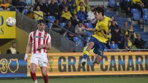 Remate acrobático de Taisei Miyashiro ante el Sporting.