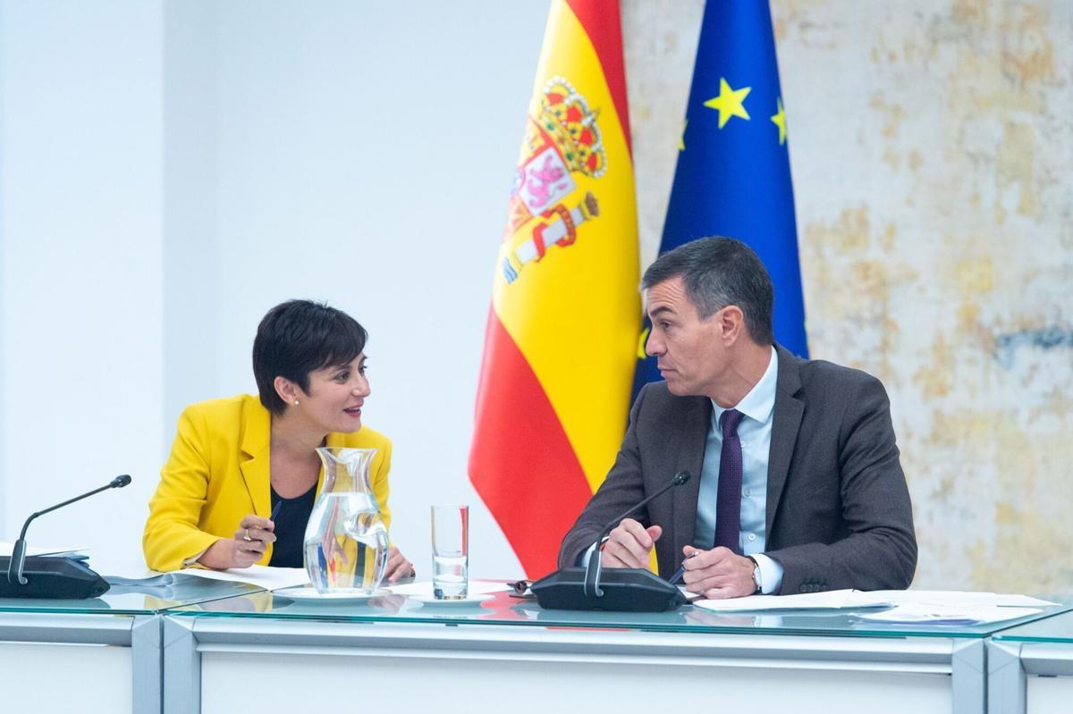 El presidente del Gobierno, Pedro Sánchez, y la ministra de Vivienda, Isabel Rodríguez, en una imagen de archivo durante un encuentro con representantes del sector de la vivienda.