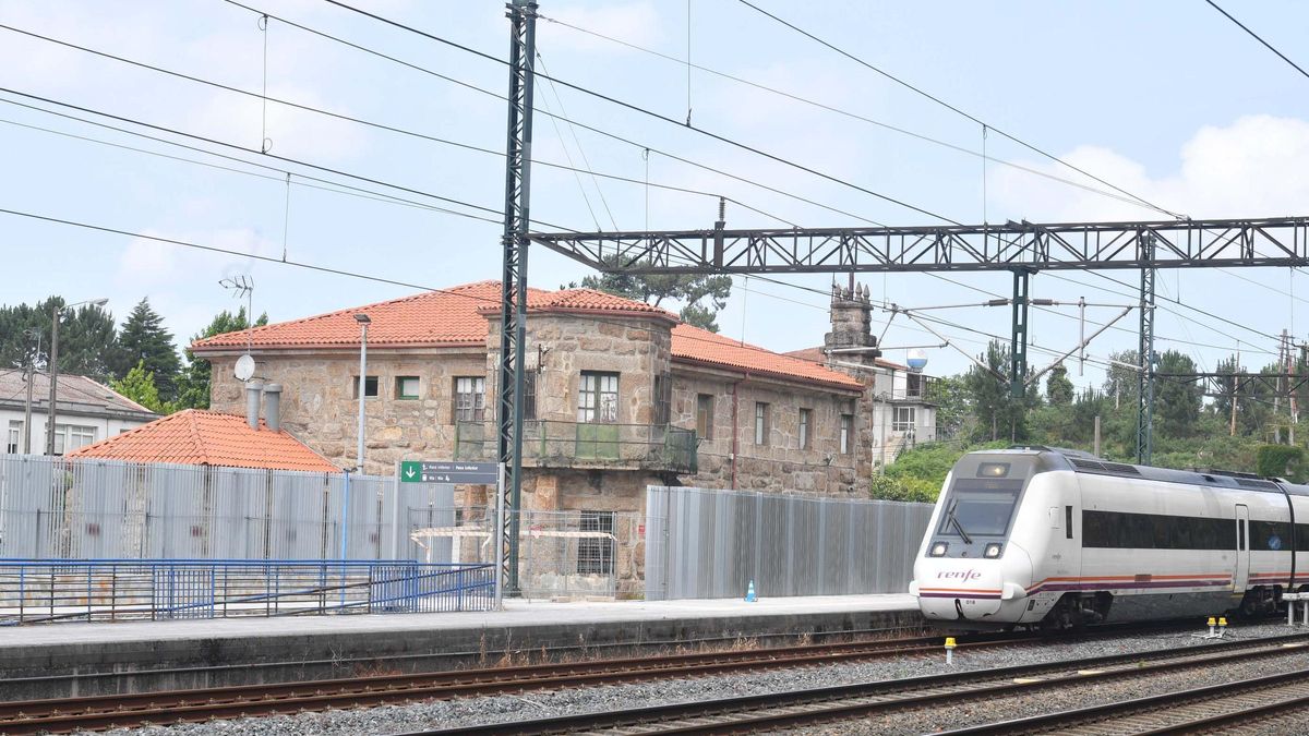 El tren de A Coruña a Vigo a su paso por la estación de Uxes.