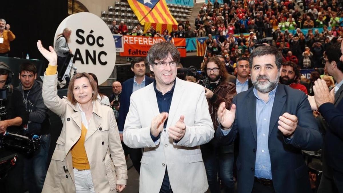 El president Carles Puigdemont, junto a Jordi Sànchez y a la presidenta del Parlament Carme Forcadell.