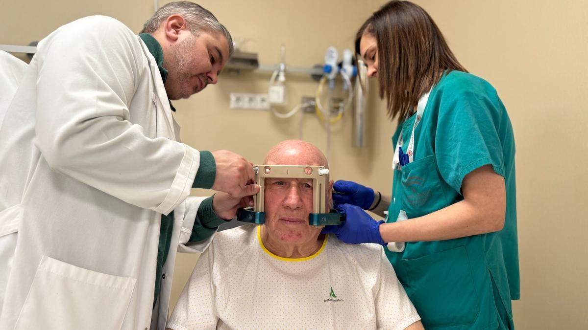 Personal sanitario preparan a un paciente para someterse a la Terapia Hizu.