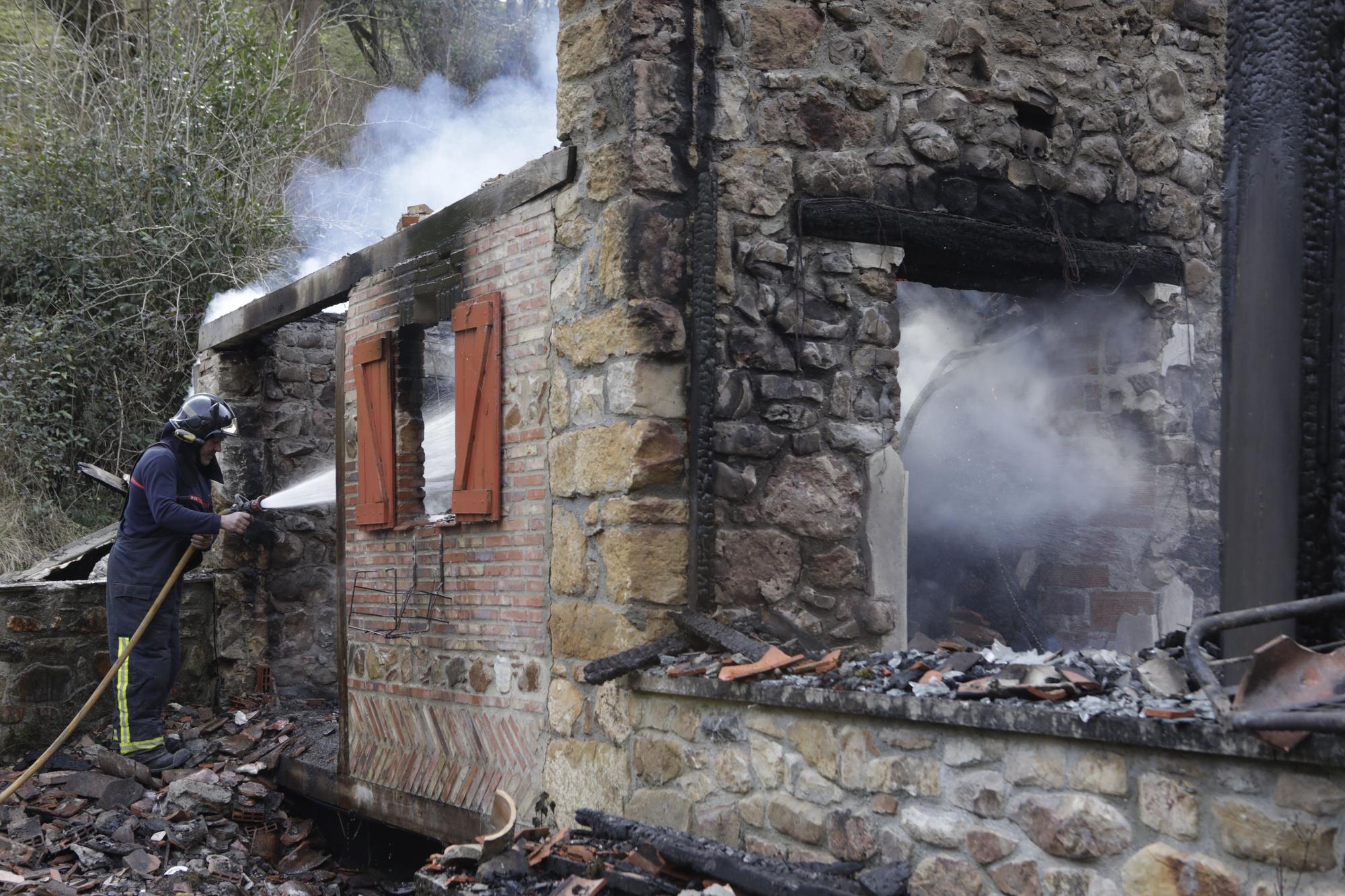 EN IMÁGENES: Las impresionantes fotografías del incendio de la casa de Piloña donde murió una mujer