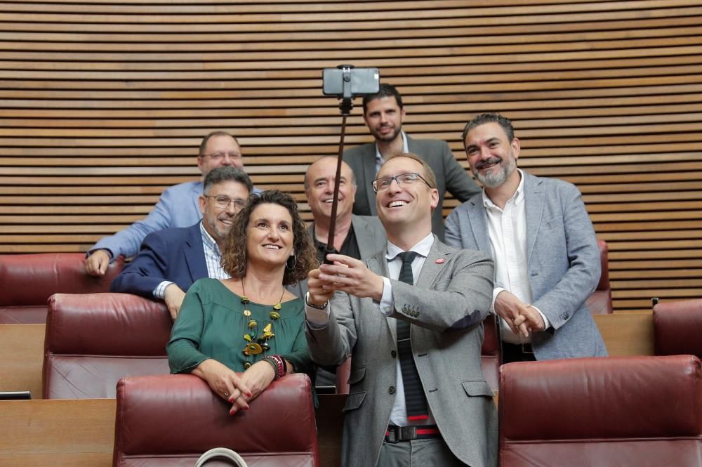 Un grupo de diputados socialistas se hace un selfie al inicio del pleno de investidura