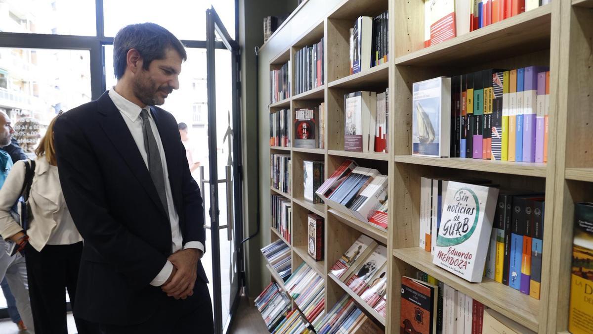 El ministro de Cultura Ernest Urtasun visita la librería La Moixeranga de Paiporta
