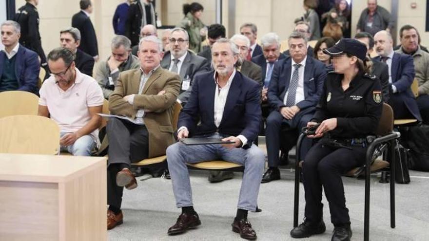 Los acusados sentados en el banquillo el día que arrancó el juicio por la rama valenciana de Gürtel.