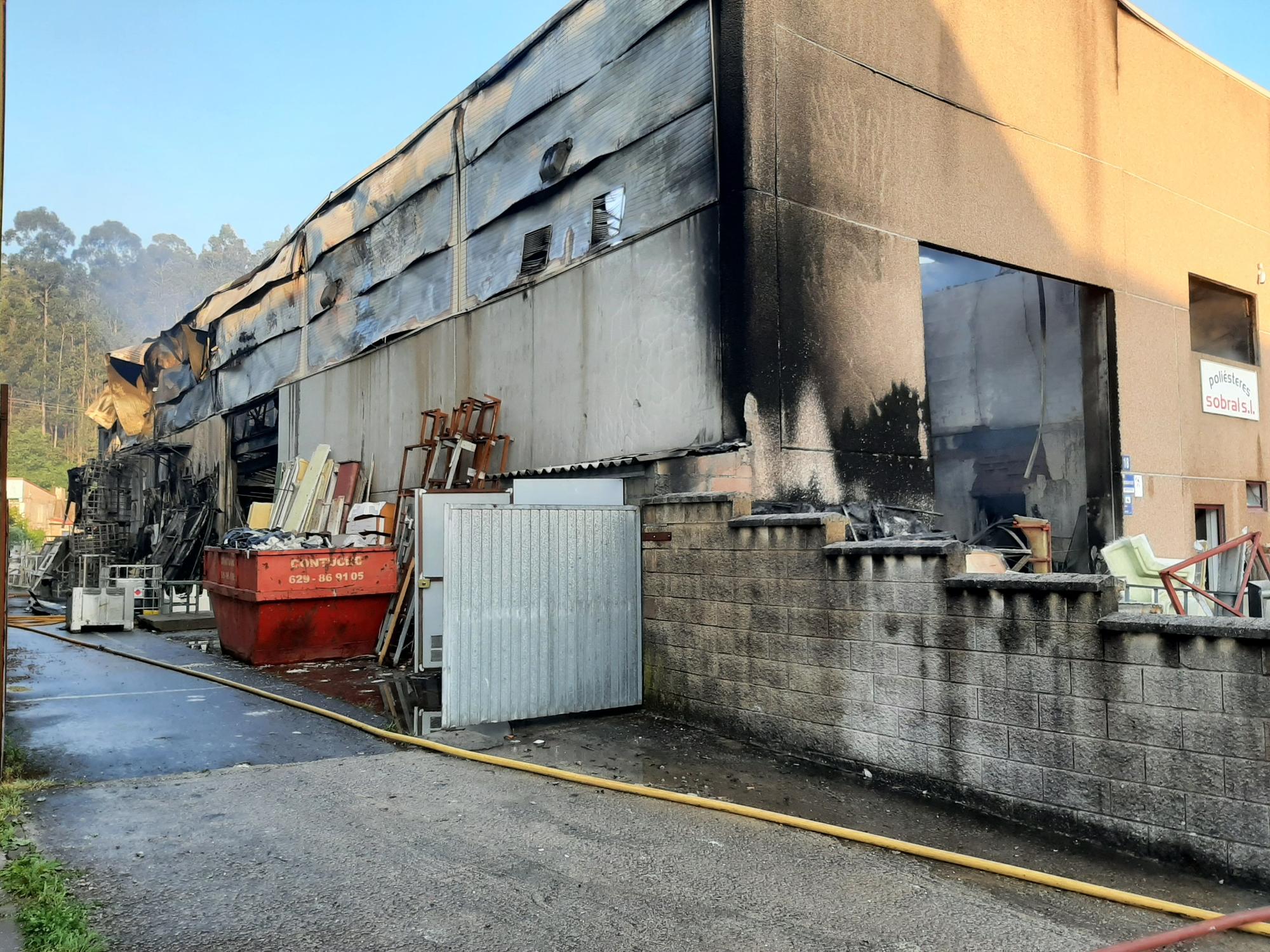 El incendio en una fábrica del polígono de Castiñeiras, en Bueu (II)