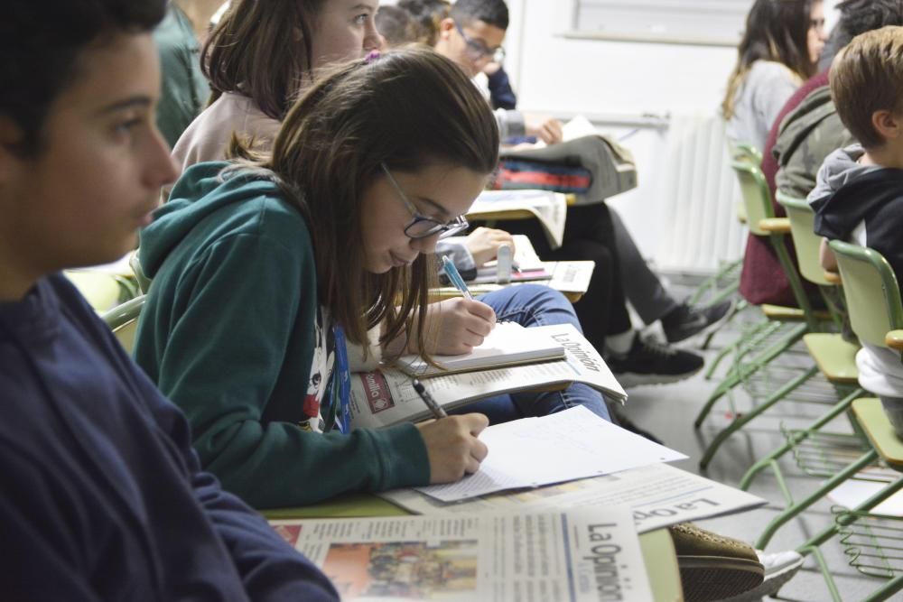 Alumnos de Secundaria de los IES Manuel Murguía y Pastoriza aprenden a diseñar un periódico digital.