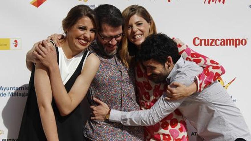 El equipo de «Cuento de verano», exultante en el «photocall» tras la proyección de la película en el Cine Albéniz.