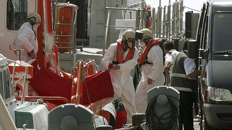 Personal de Salvamento Maritimo traslada a tierra el cadáver de un varón, que al parecer viste traje de neopreno y que ha sido localizado por un pesquero a unas 13 millas al sur-suroeste de Cabo de Gata, en Almería.