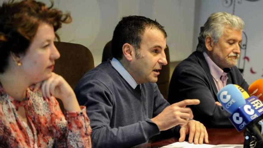 Juana Ageitos, Luis Rivera y Rosendo Fernández, ayer en la sede del CCA. // Brais Lorenzo