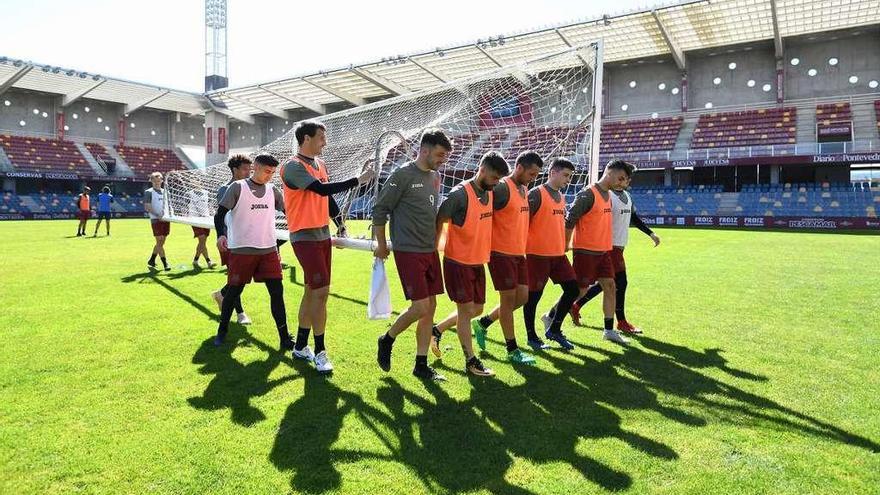 Los jugadores del Pontevedra mueven una portería durante un entrenamiento en Pasarón. // Gustavo Santos