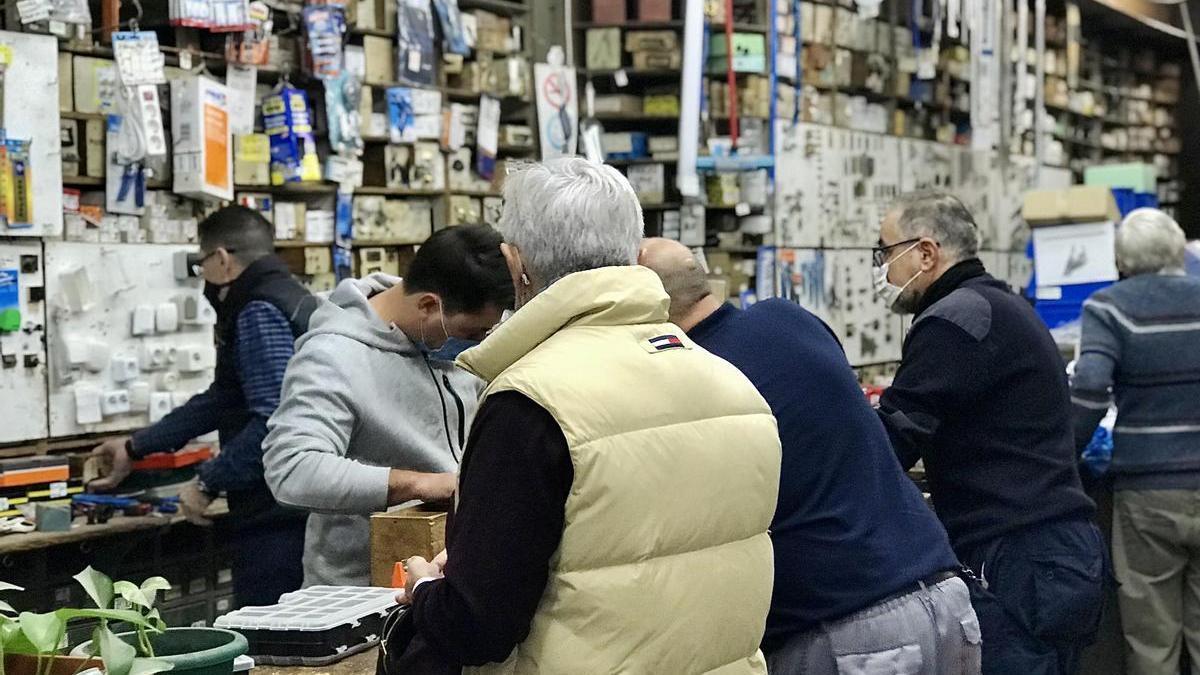 Compradores en la Ferretería "El Llavín" en Málaga.