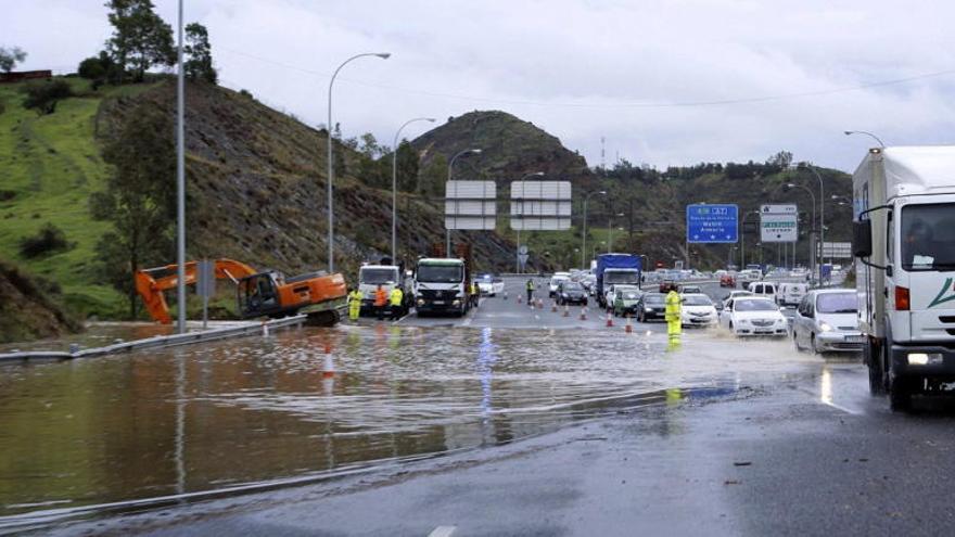 Una gran balsa de agua obligó ayer a cortar varios carriles de la A-7.