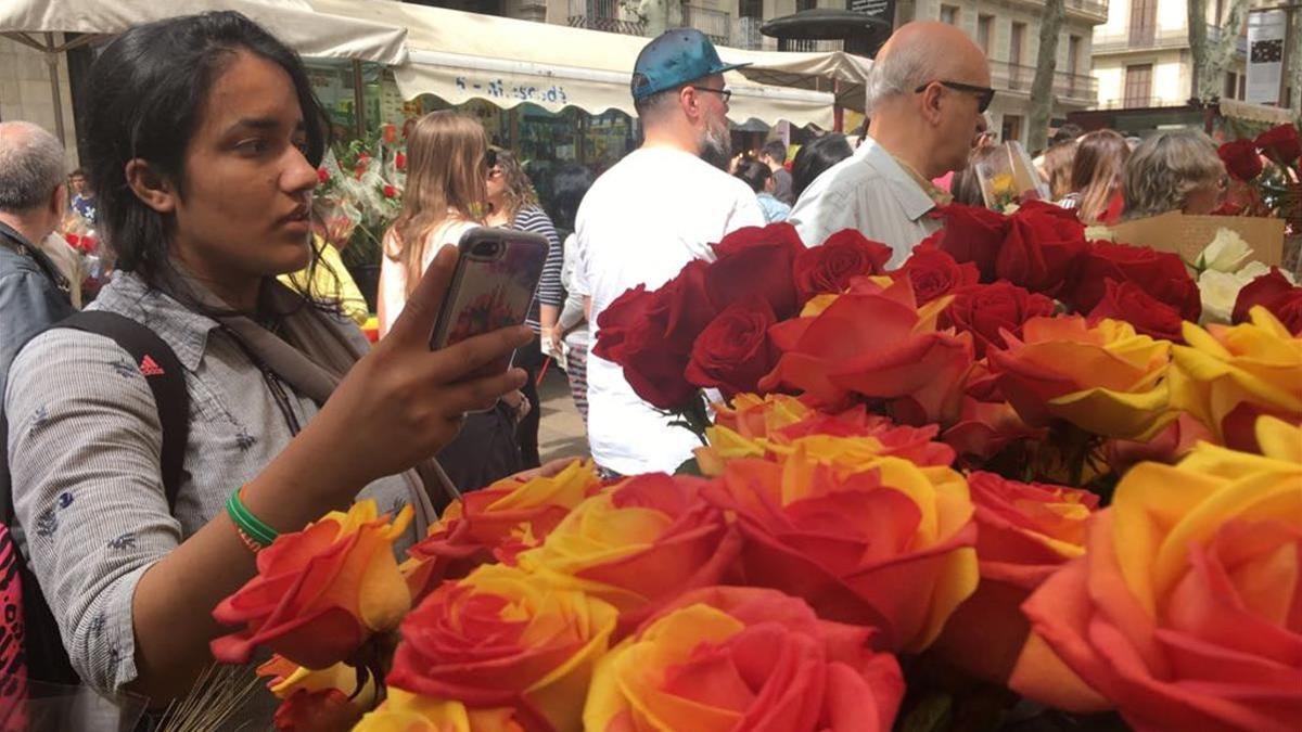 Diada de Sant Jordi en las Rambles de Barcelona