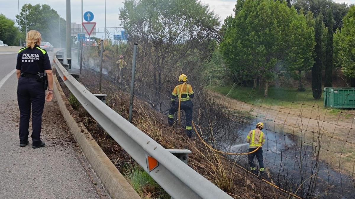 Los bomberos extinguen uno de los incendios que provocó, presuntamente, el detenido