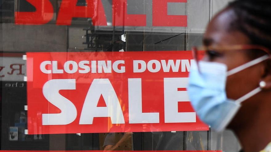 Una mujer pasa por delante de un comercio con rebajas en Londres.