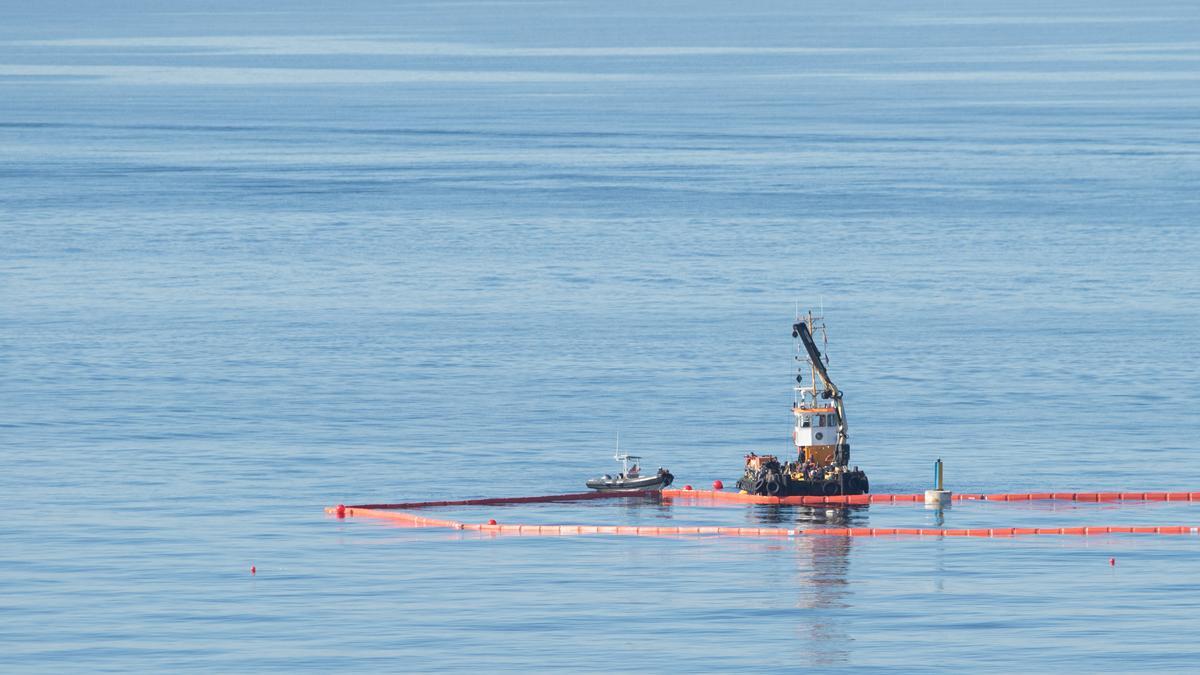 Reflotado el pesquero 'Charpat Segundo', hundido en el puerto de Ibiza.