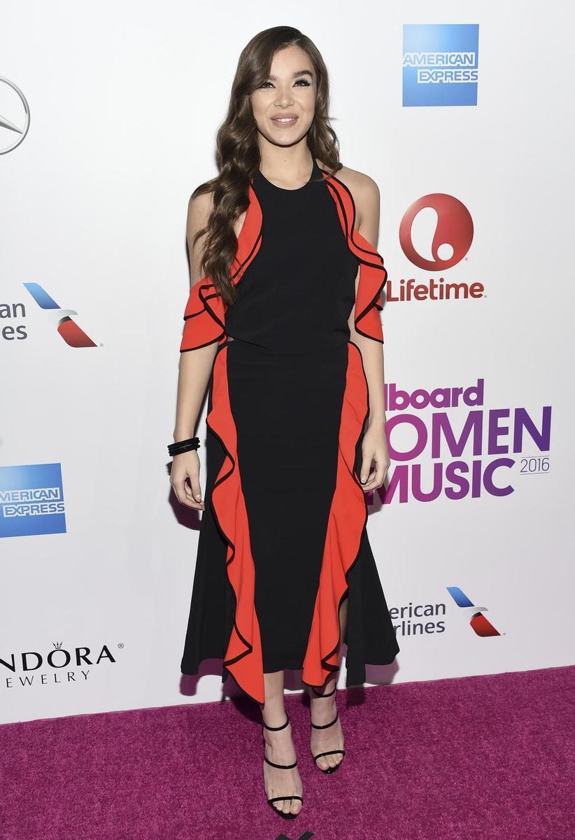 Hailee Steinfeld en los premios Billboard Women in Music 2016