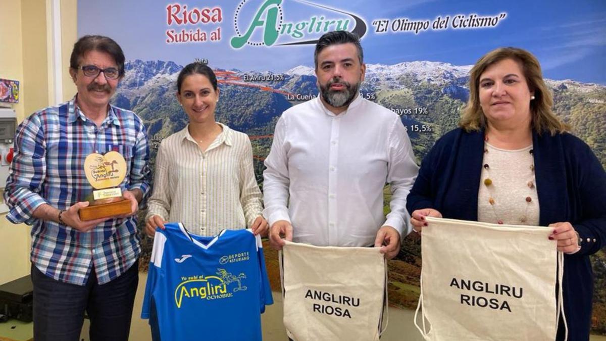 Por la izquierda, Alejandro de Ancos, Aida Nuño, el concejal de Turismo de Riosa, Juan Carlos Álvarez, y Ana Díaz, alcaldesa del concejo, ayer durante la presentación de la Subida al Angliru. | LNE