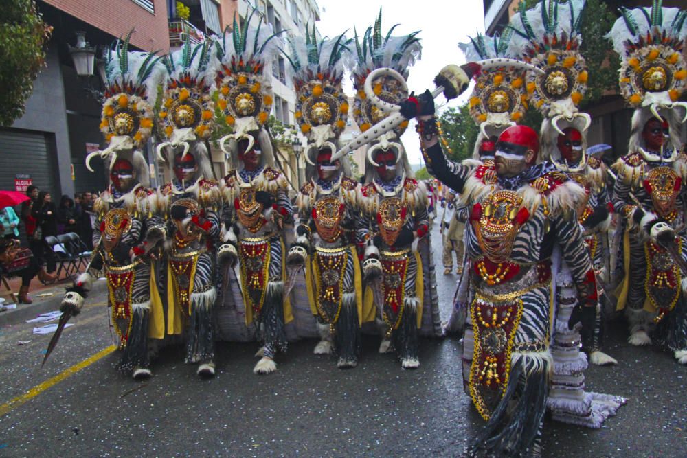 Moros y Cristianos desfilan en Onil entre la lluvia