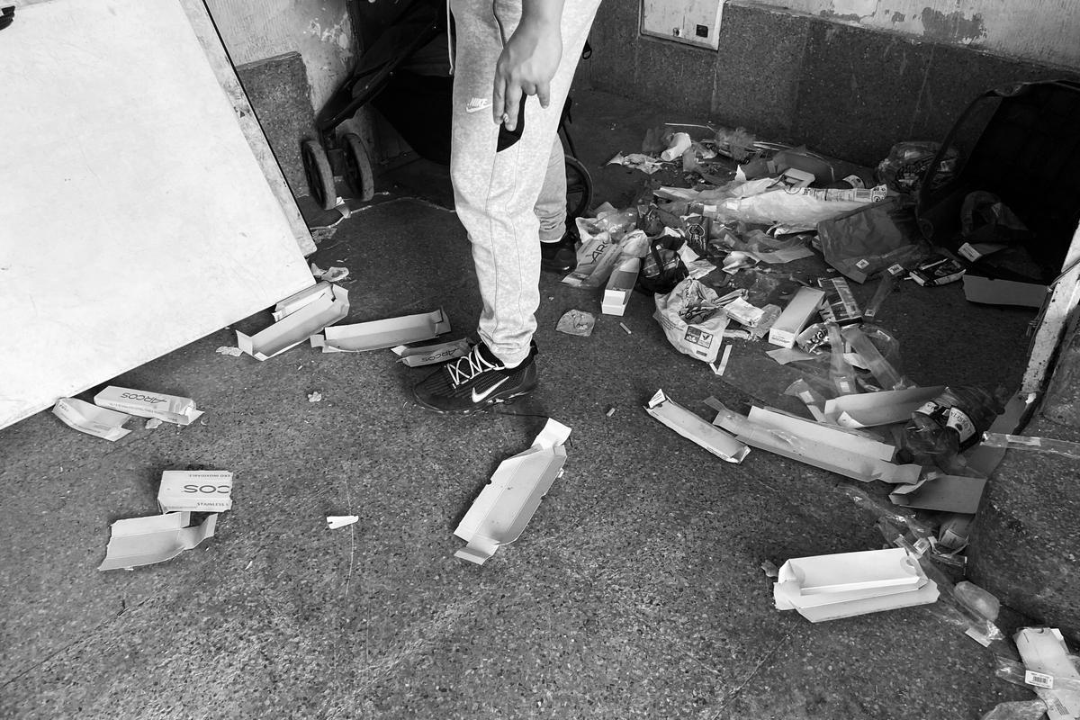 Un vecino muestra basura, desperdicios y restos de utensilios usados por los drogodependientes, en un portal. 