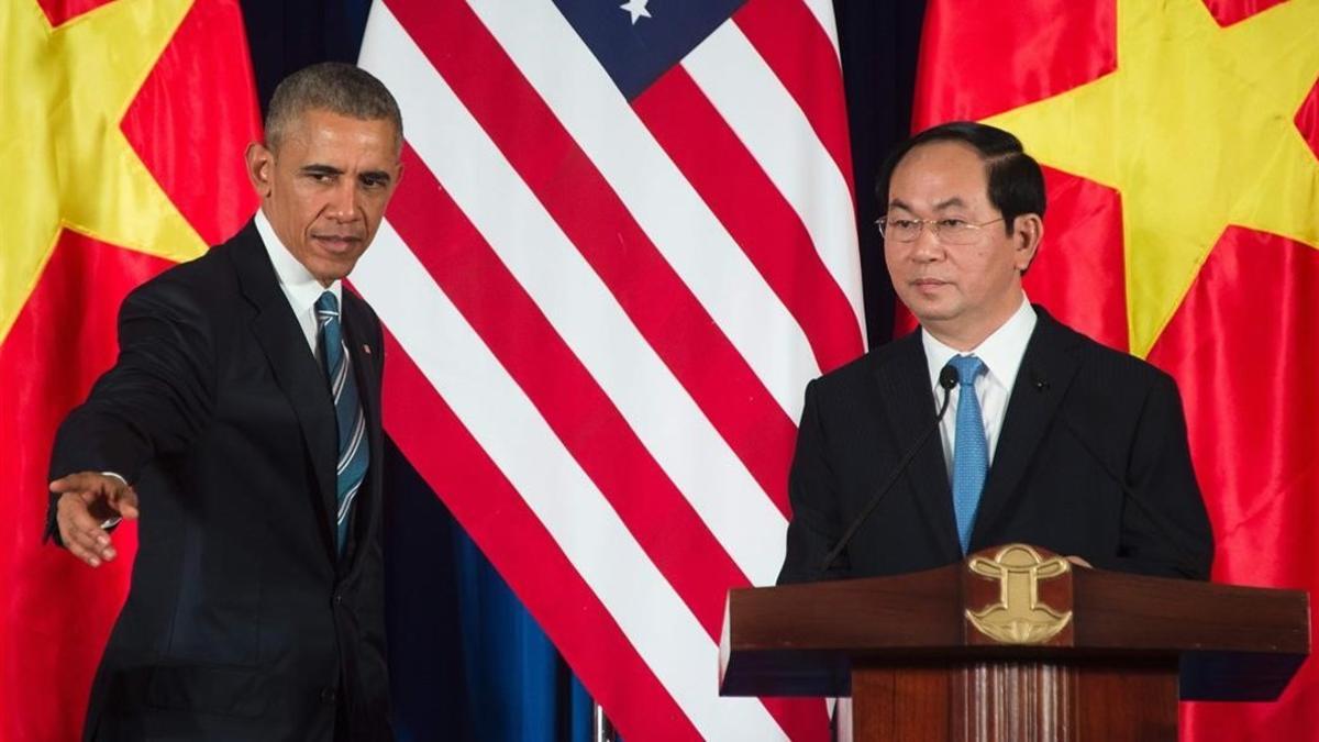 Obama (izquierda), junto a su homólogo vietnamita, Tran Dai Quang, en su conferencia de prensa conjunta en Hanói, este lunes.