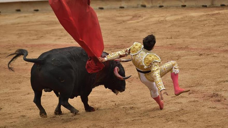 Dos orejas y una cornada a Ureña