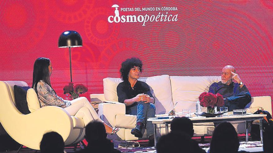 Cosmopoética acostumbra a poner en común a poetas de varias generaciones.