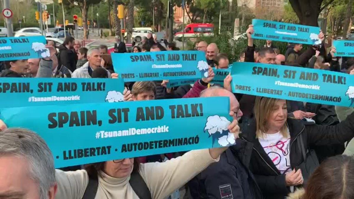 Manifestantes convocados por Tsunami Democràtic en la avenida Diagonal, frente al Hotel Sofía