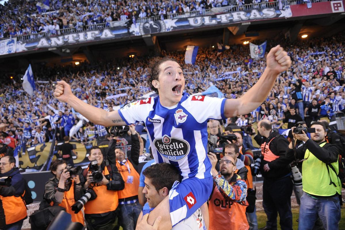 Andrés Guardado celebra el ascenso del Deportivo a Primera División en 2012 en Riazor.