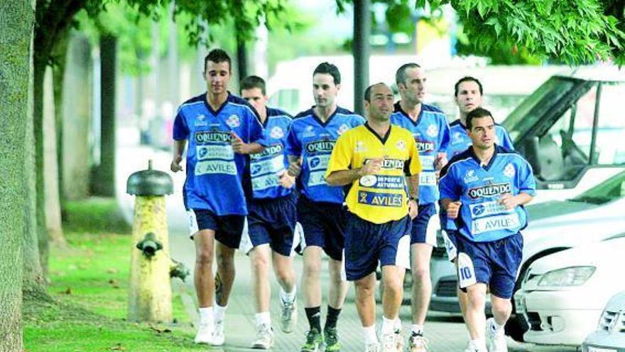 Josiño, en el centro, corriendo junto a sus jugadores en un entrenamiento.
