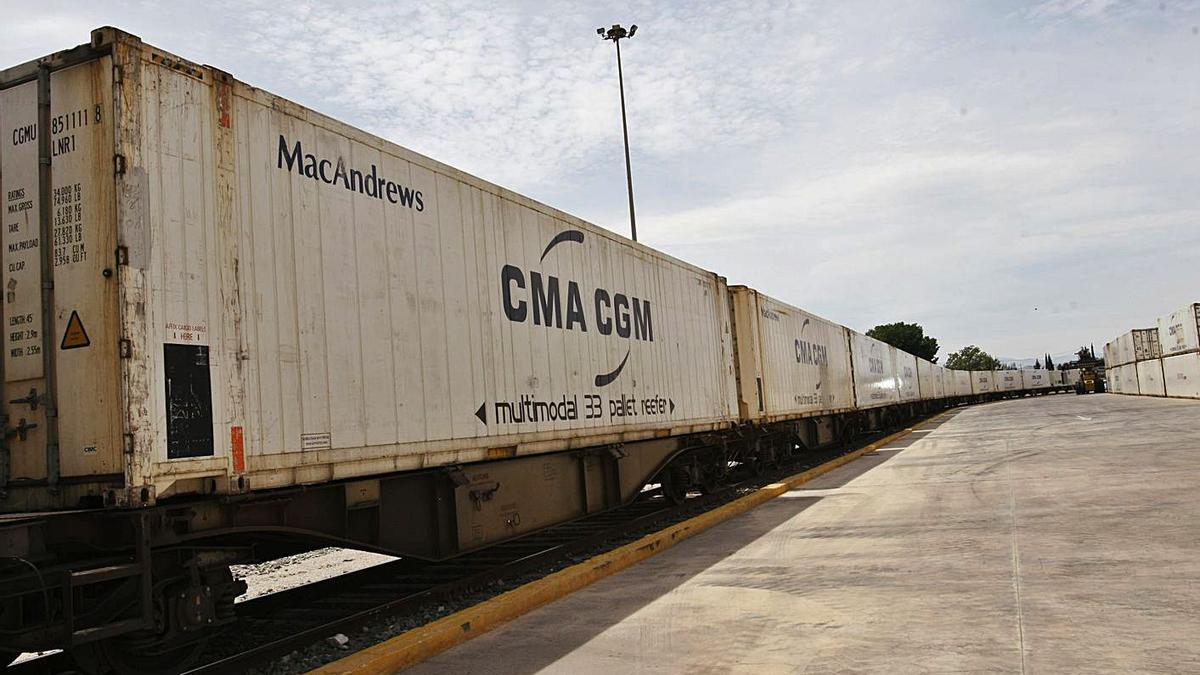 Un tren de mercancías en la estación de Nonduermas. | A.P