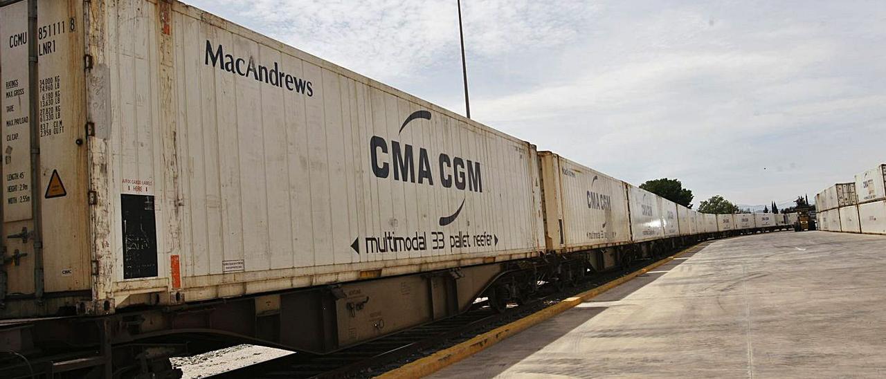 Un tren de mercancías en la estación de Nonduermas.