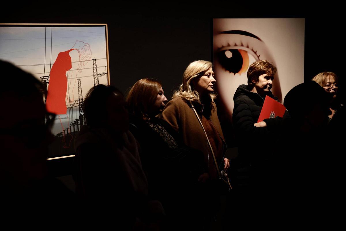 Reconocimiento a las artistas que no salen en los manuales: el comisario de la exposición "13 creadoras" presenta un libro con la Alcaldesa sobre el arte femenino español del siglo XX (en imágenes)