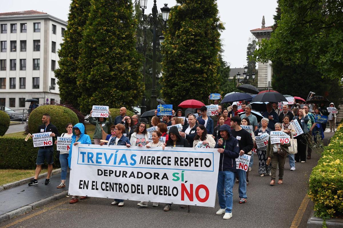 En imágenes: así fue la manifestación por las calles de Oviedo de los vecinos de Trevías que luchan por cambiar la depuradora de lugar En imágenes: así fue la manifestación por las calles de Oviedo de los vecinos de Trevías que luchan por cambiar la depuradora de lugar