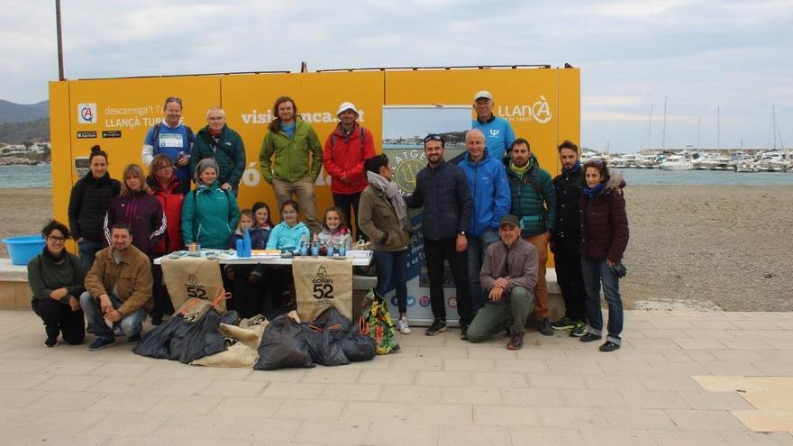 El grup de voluntaris de Platges Netes amb la brossa recollida.