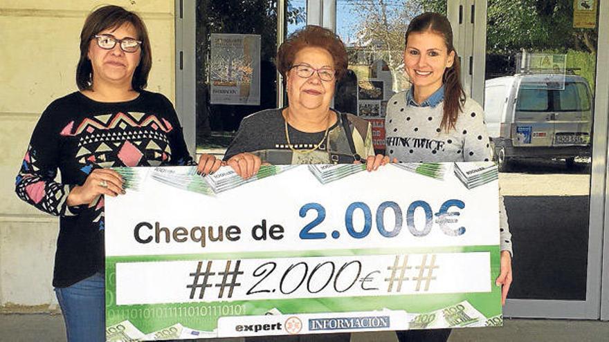 Carmen Galiana posa con el cheque de 2.000€ junto a Lola Rosique de INFORMACIÓN.