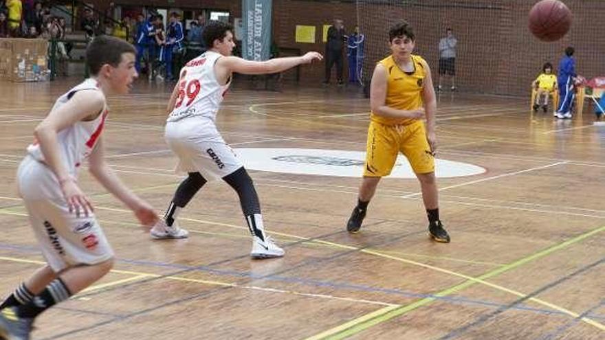 Un instante del duelo entre el Gijón Basket y el Laviana.