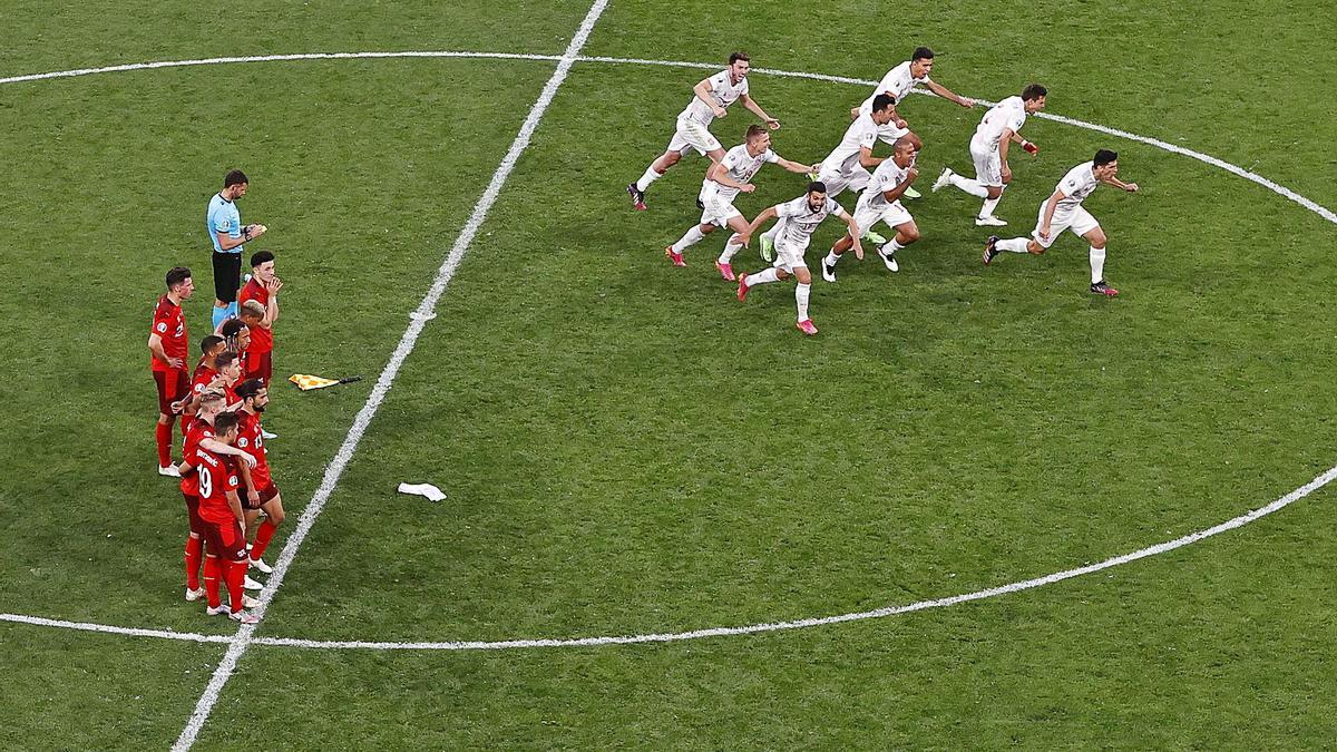 Los jugadores españoles corren para celebrar el penalti que les daba la clasificación. |  // REUTERS
