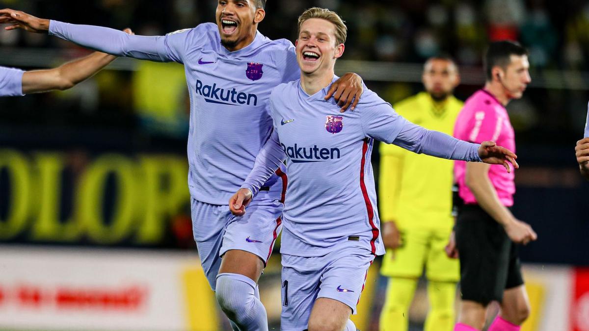 Ronald Araujo i Frenkie De Jong celebren el primer gol del Barça ahir a l’Estadi de la Ceràmica. | EUROPA PRESS