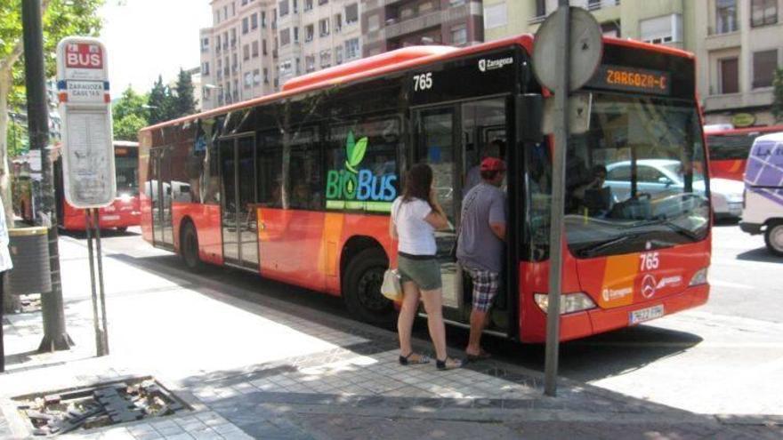 Heridos cuatro pasajeros de un bus al frenar su conductora para no arrollar a una peatón, en Torrero