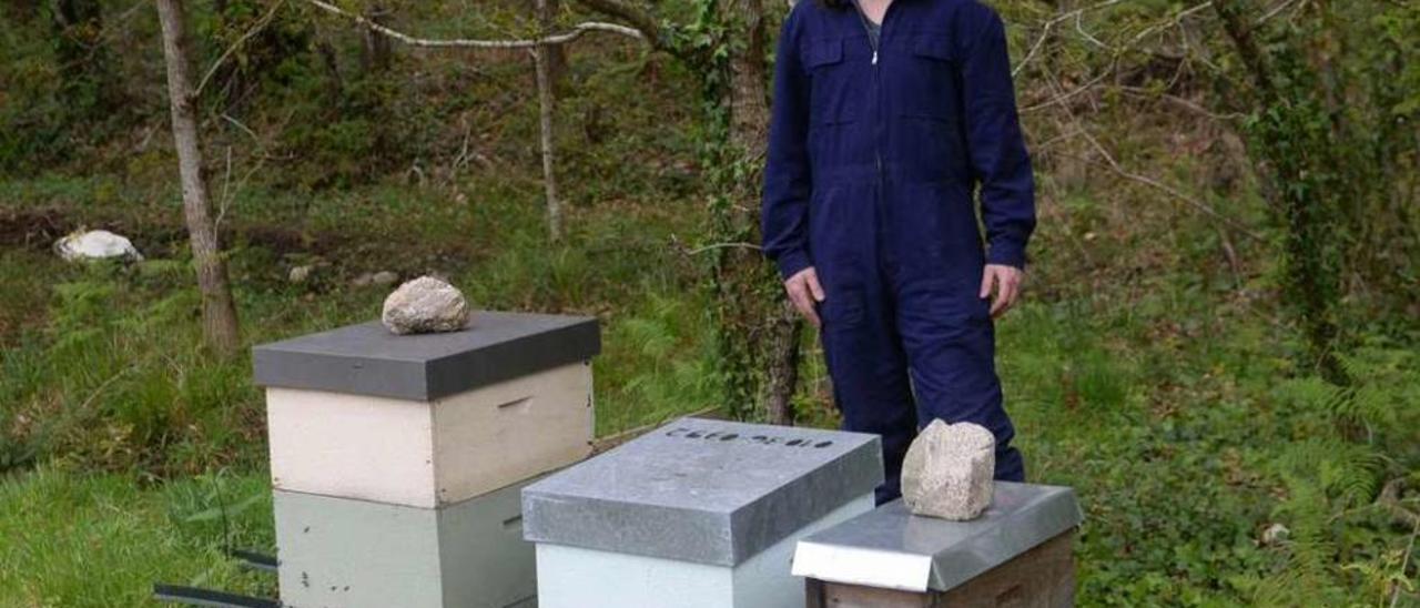Pedro Rey es uno de los apicultores más jóvenes de la zona de O Salnés y Ullán. // Noé Parga